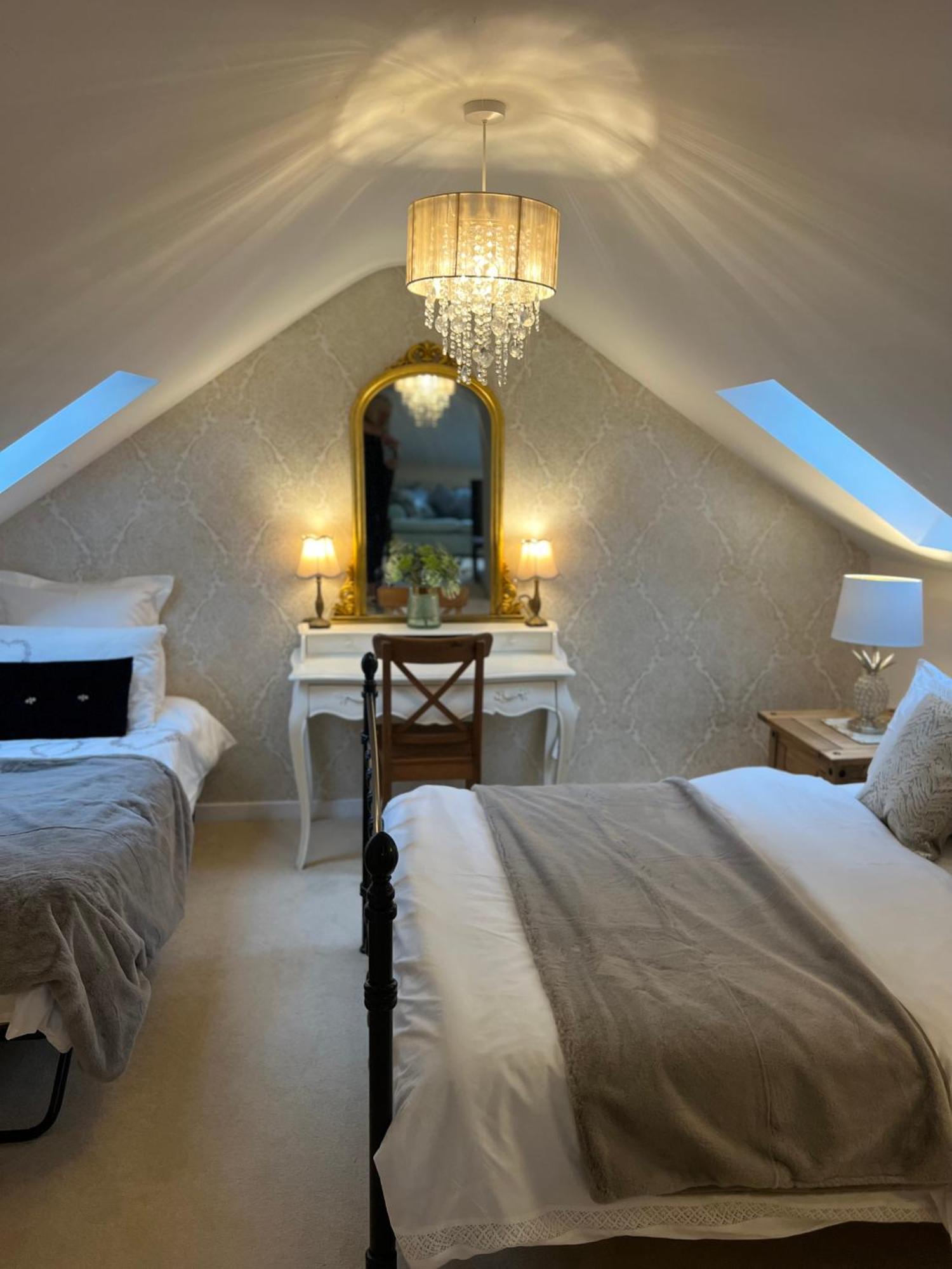 Вилла Highcroft House Коршам Экстерьер фото